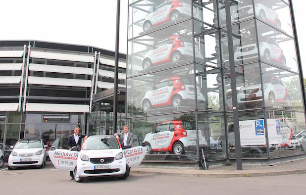 Foto: Mercedes-Benz & smart Kommunikation Vertrieb Deutschland/„MEDIAVITA übernimmt smart fortwo Flotte“: Oliver Aido, smart Centerleiter Berlin (links), und Andreas Freikowski, Geschäftsführer MEDIAVITA Häuslicher Pflegedienst GmbH (rechts), bei der offiziellen Übergabe der neuen smart fortwo Flotte in Berlin.
